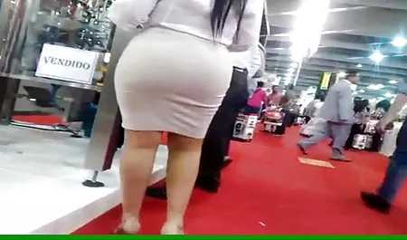 Geile Shemale Fingersatz und Cums auf Gesicht der reifen deutschsprachige sexclips Dame