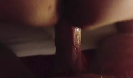 Freundin, die versucht, vom Spielen eines Computers abzulenken gratissexclips