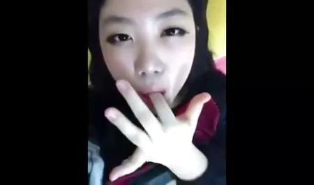 Ein Mädchen in gratis sex clips beiden Löchern