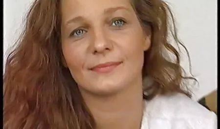 Ein Mädchen auf einer perverse sex clips Menschenmenge