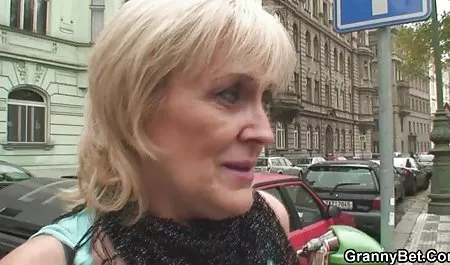 Ein Mädchen wurde sexclips amateur zu den Soldaten gebracht