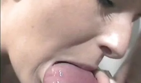 Blonde bediente einen tätowierten Ficker sex clips kostenlos