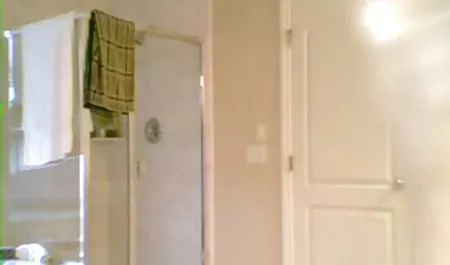 Nacktes Mädchen posiert vor kurze sexclips der Kamera