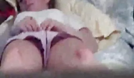 Das Mädchen zeigte forced sexclips einen schönen Striptease