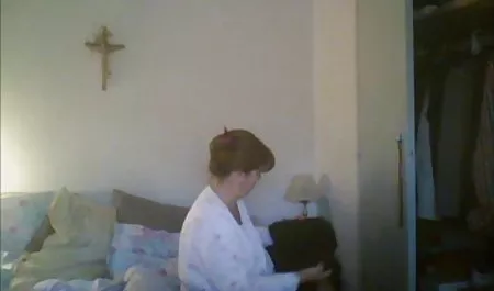 Mädchen saugt Schwanz am all sexclips Haus ihres Freundes