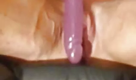 Drei Damen all sexclips verwöhnen einen Mann mit einem Blowjob