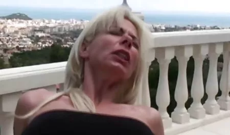 Spreizte ihre mädchen sex clips Beine so, dass ein Mitglied leicht in ihre Vagina kletterte