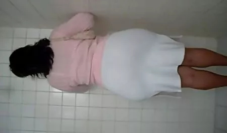 Er zog einen Schwanz an einem sexclips teen Schwanz und fickte ein schamloses Mädchen