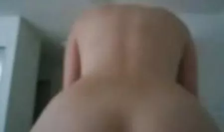 Nach dem Sonnenbad bekommt sex clips frei man einen Schwanz zwischen die Titten